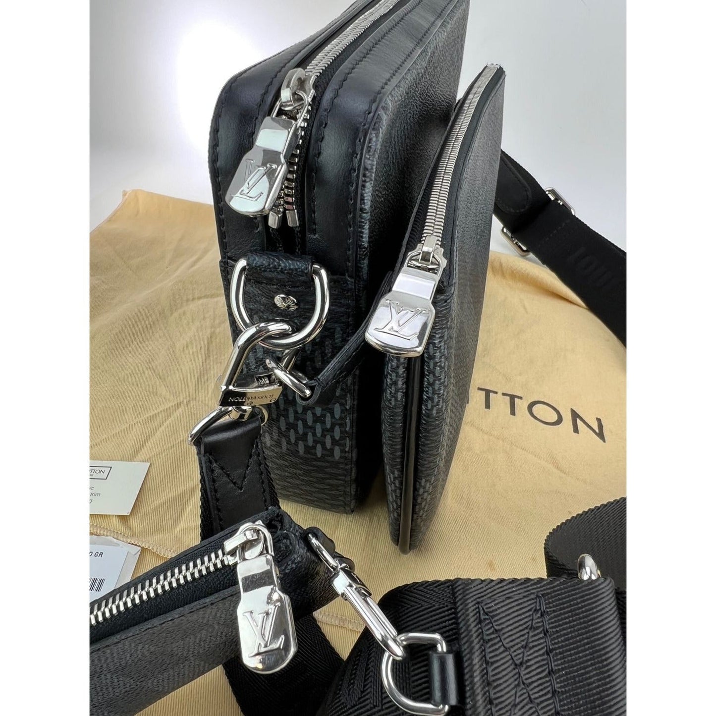 LOUIS VUITTON Trio Messenger Damier Graphite Men's Bag