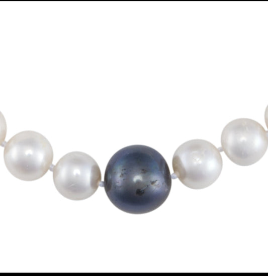 18” Freshwater 8-9mm Pearl Strand with 11-12mm Black Central Pearl