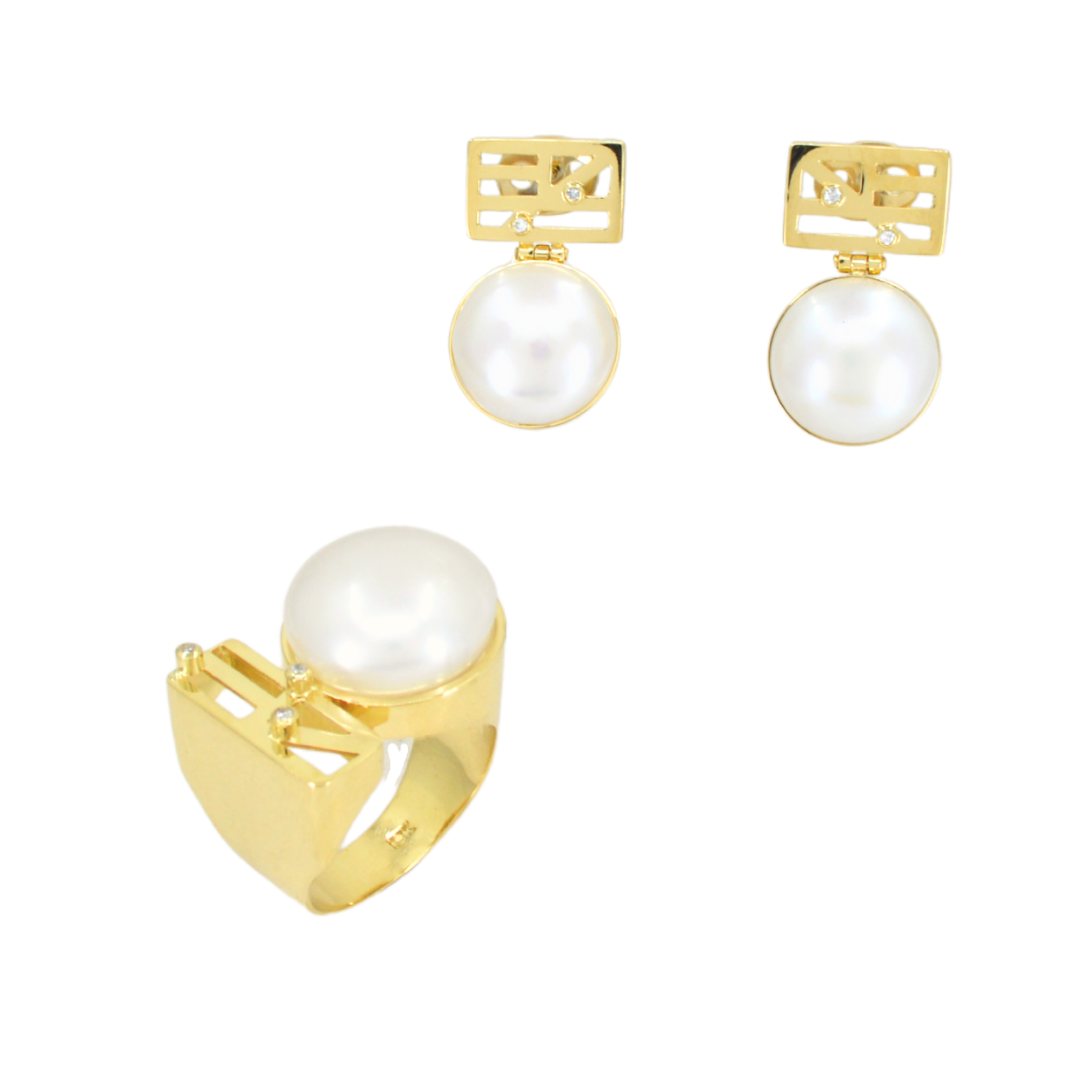 18K yellow gold set with openwork plate, diamonds and a pearl button; CHJ-31501