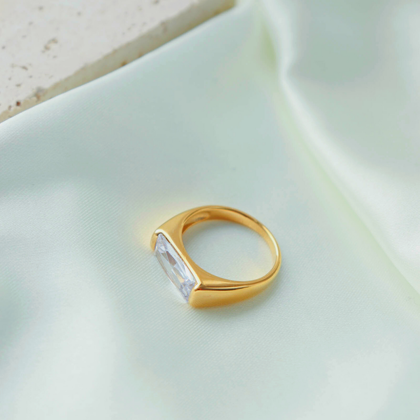 JOLIE CRYSTAL RING
