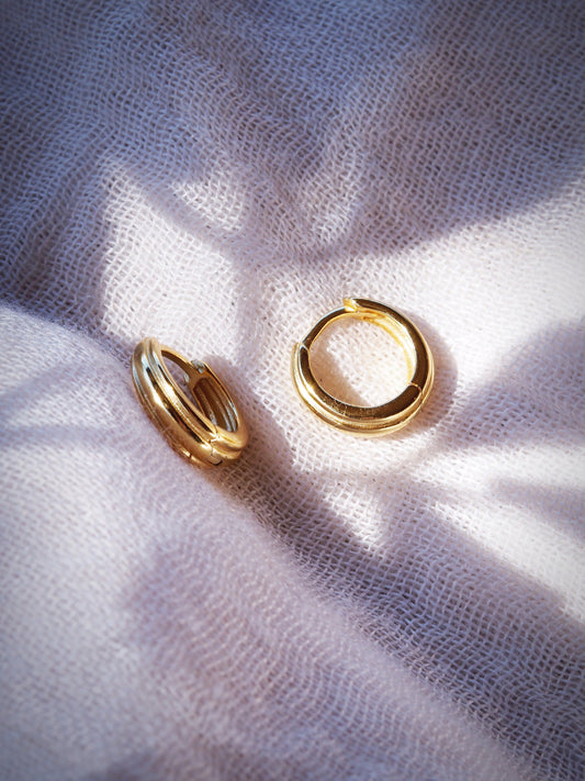 Mini Stepped Huggie Hoop Earrings - Kaiaka