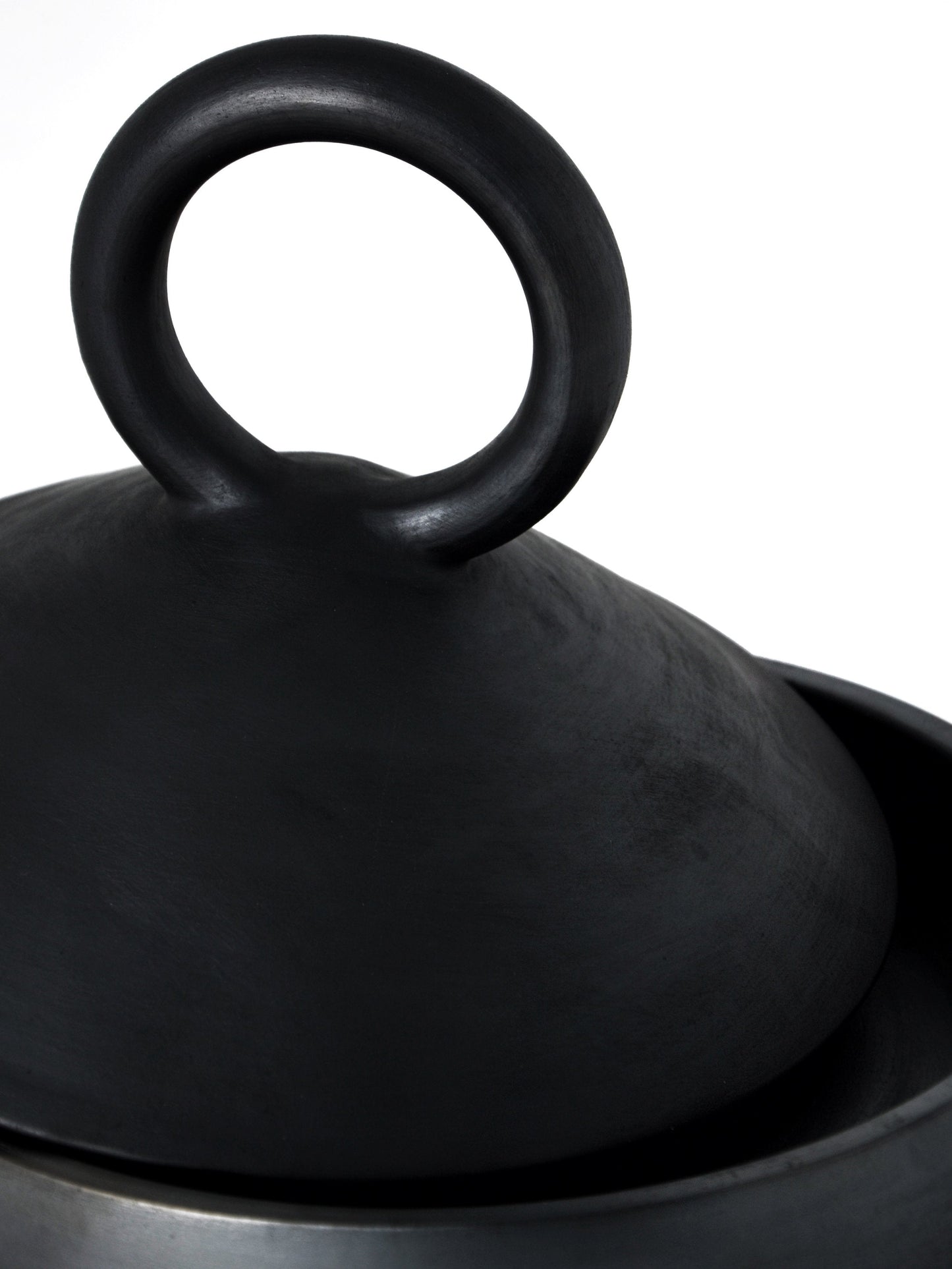Shallow Serving Bowl with Lid Guculia. Shadow