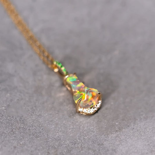 Stunning 18K Yellow Gold Pendant Necklace with Fire Opal, Diamond