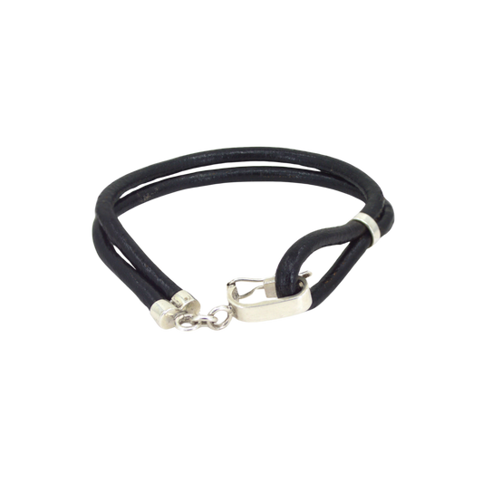 Leather bracelet with "watch" clasp in 18K white gold. H-26