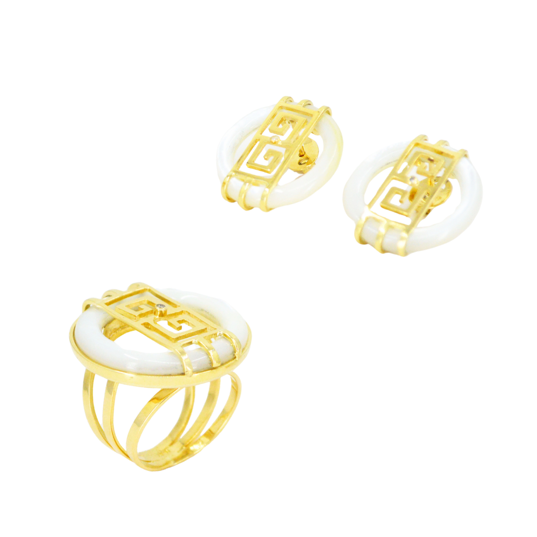 Set of white mother-of-pearl donuts with minimalist linear openwork superimposed in 18K yellow gold.; CHJ-30818