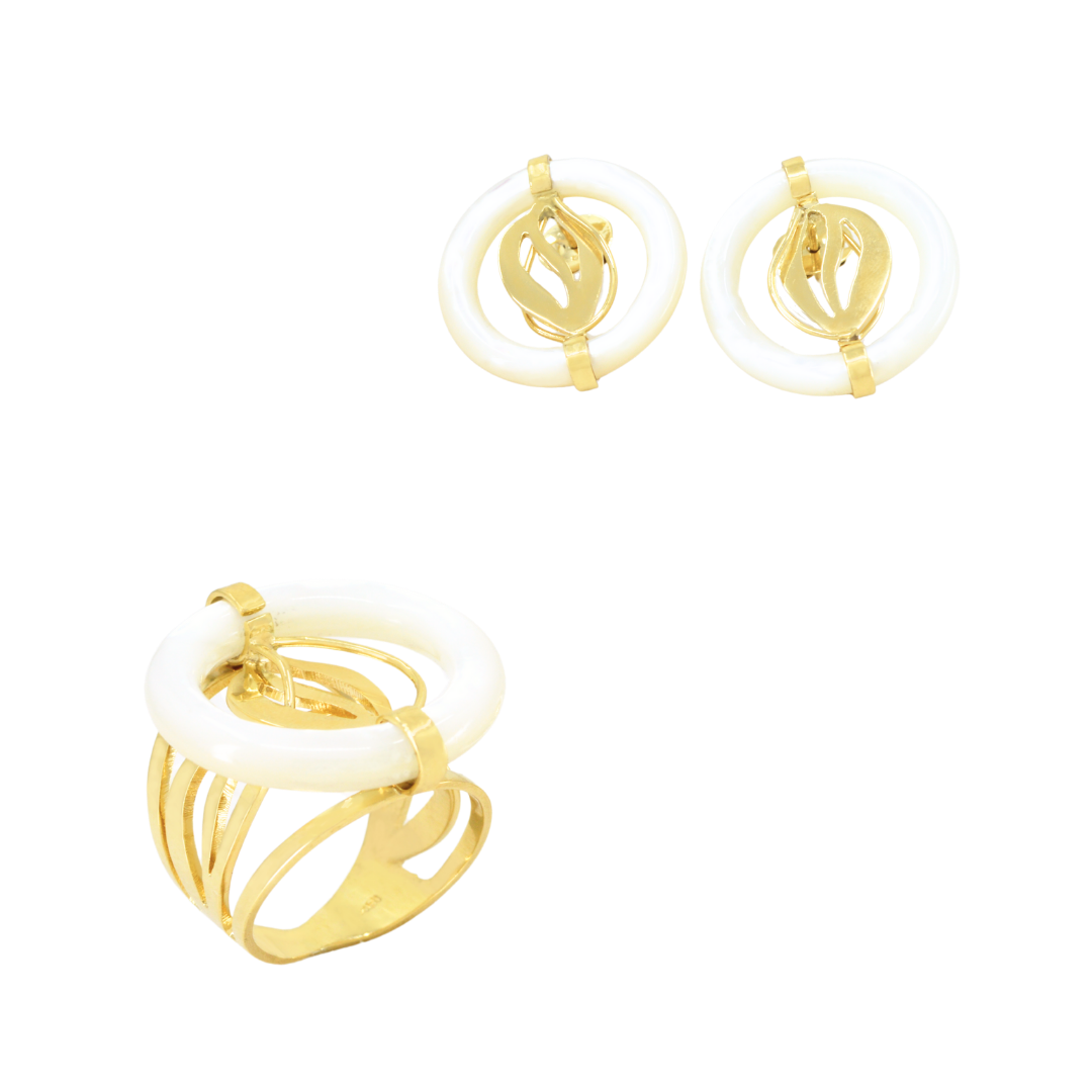 18K yellow gold set with mother-of-pearl lifesaver and openwork design .; CHJ-31217