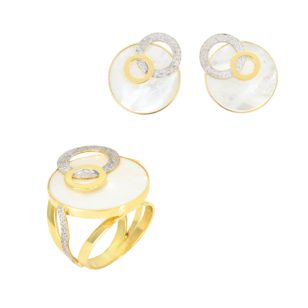 18K yellow gold set with mother-of-pearl disc, in with rhodium-plated pavé details ;CHJ-31389