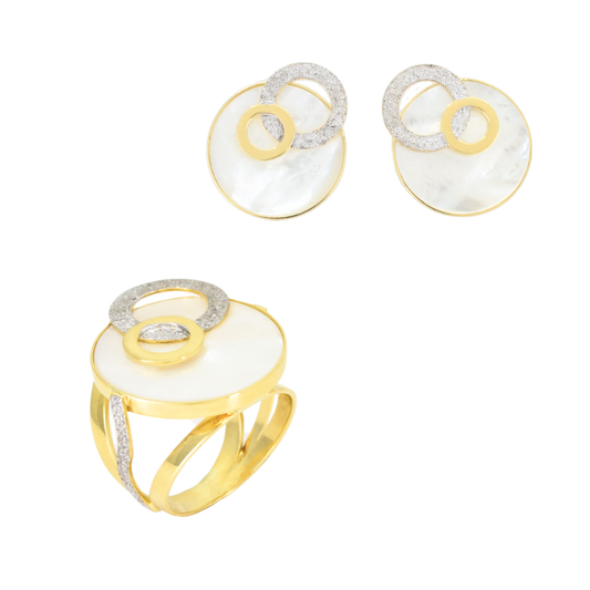 18K yellow gold set with mother-of-pearl disc, in with rhodium-plated pavé details ;CHJ-31389