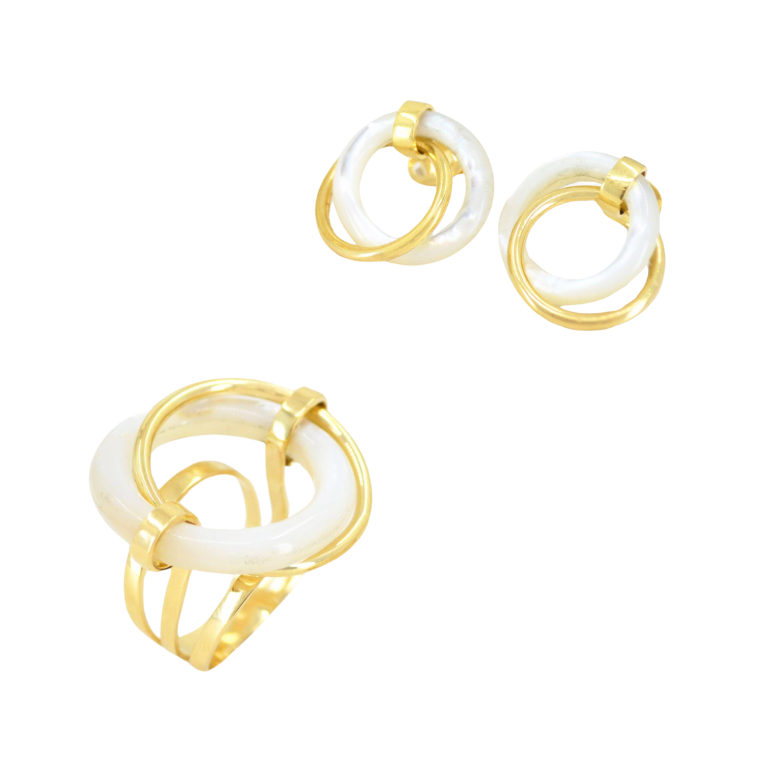 18K yellow gold set with white mother-of-pearl intertwined in a gold tube set.; CHJ-29842