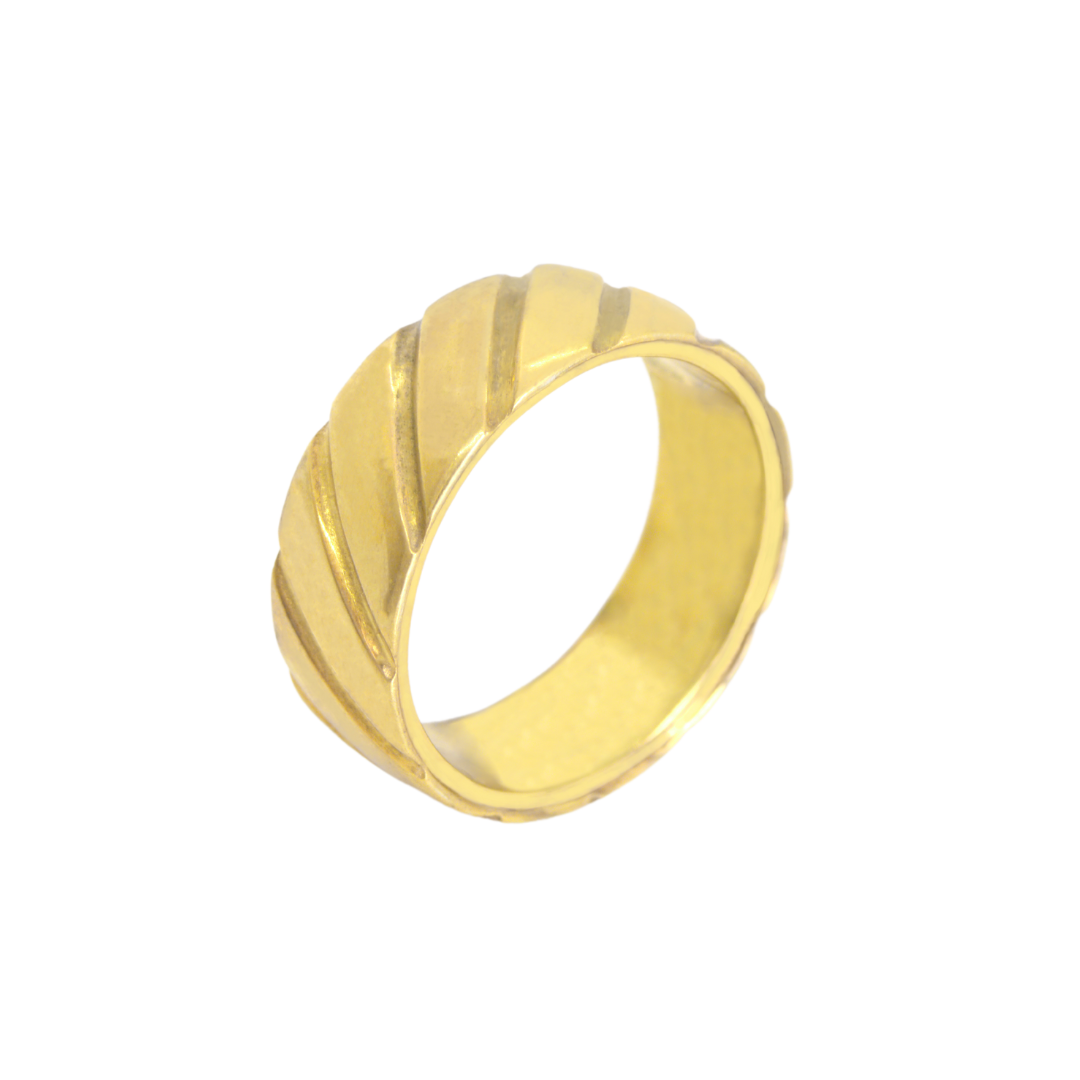 Ring in 18K yellow gold, with details in spiral engraved by pressure. H-02