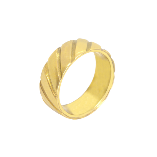 Ring in 18K yellow gold, with details in spiral engraved by pressure. H-02