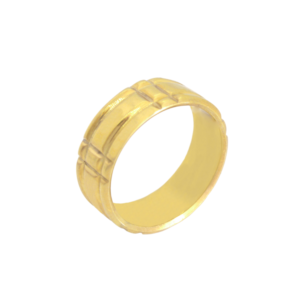 Ring with linear details engraved by pressure, in 18K yellow gold. H-03