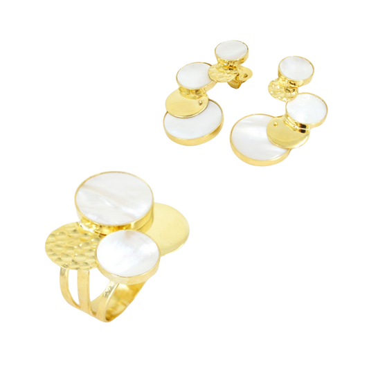 18K yellow gold set with round white mother-of-pearl in a glossy hammered finish.; CHJ-30551