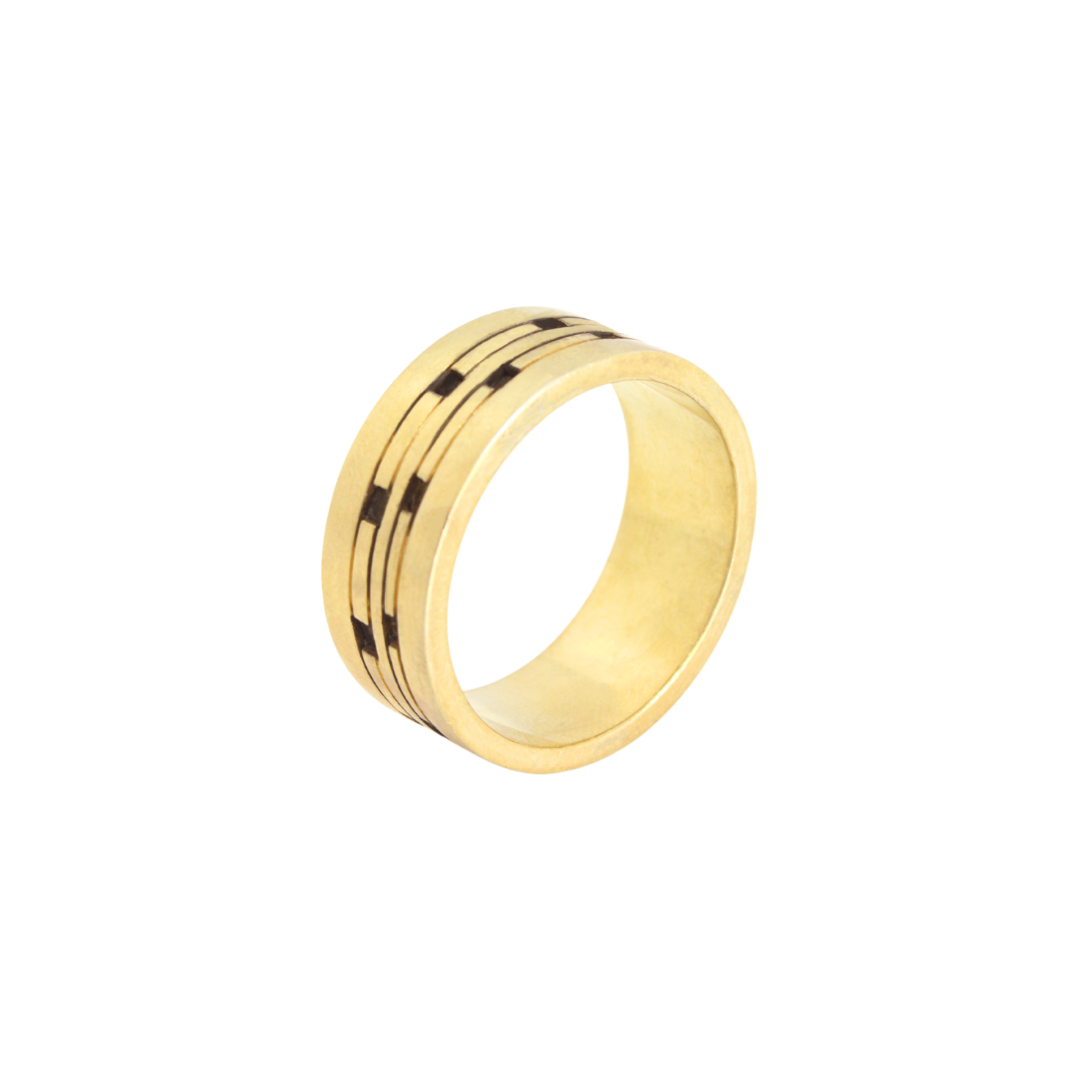 Ring with geometric details engraved by pressure, in 18K yellow gold. H-05