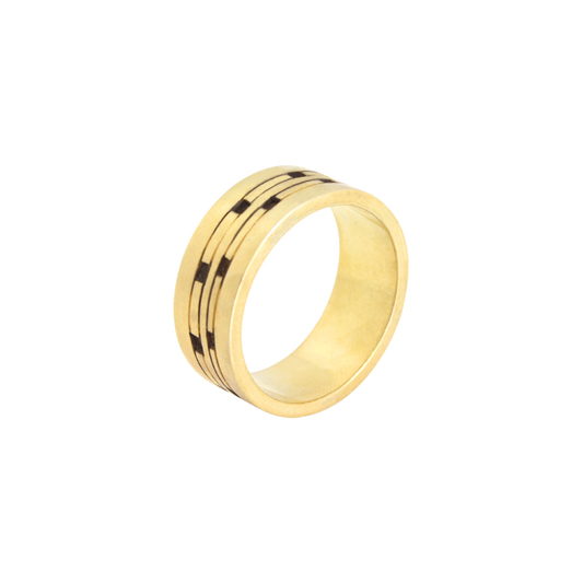 Ring with geometric details engraved by pressure, in 18K yellow gold. H-05