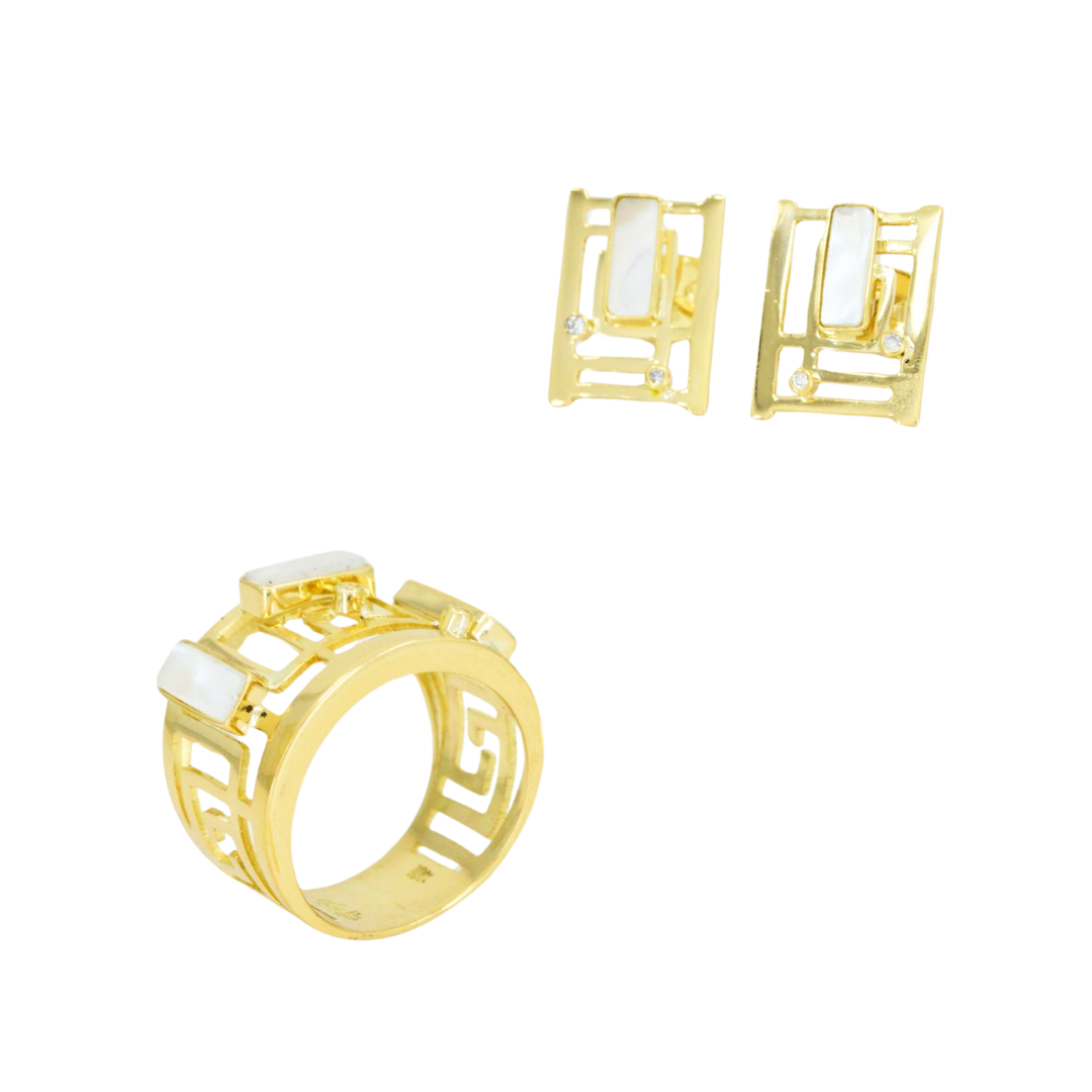 18K yellow gold set with minimalist openwork, white mother-of-pearl and single point diamonds.; CHJ-30483