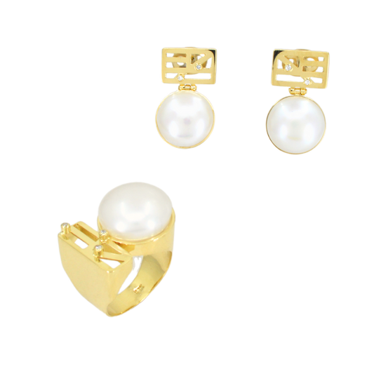 18K yellow gold set with  openwork plate, diamonds and a pearl button; CHJ-31501