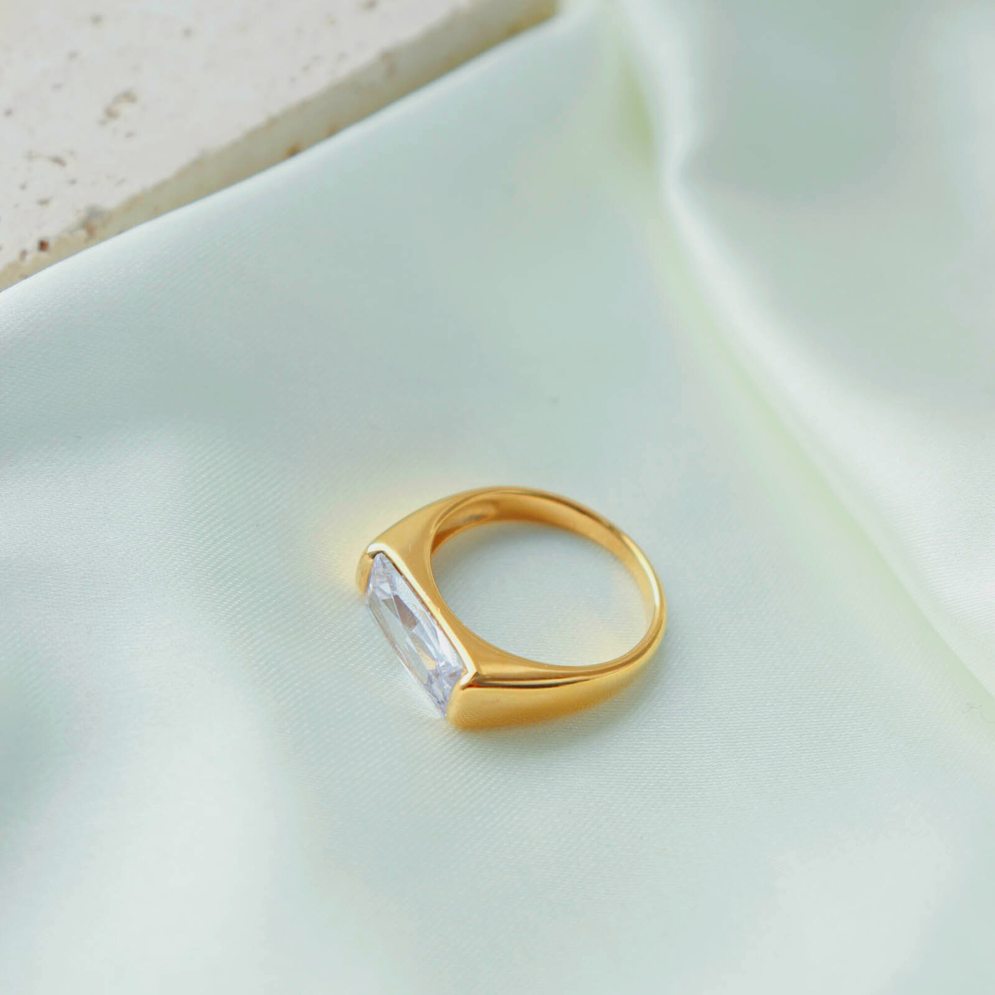 JOLIE CRYSTAL RING