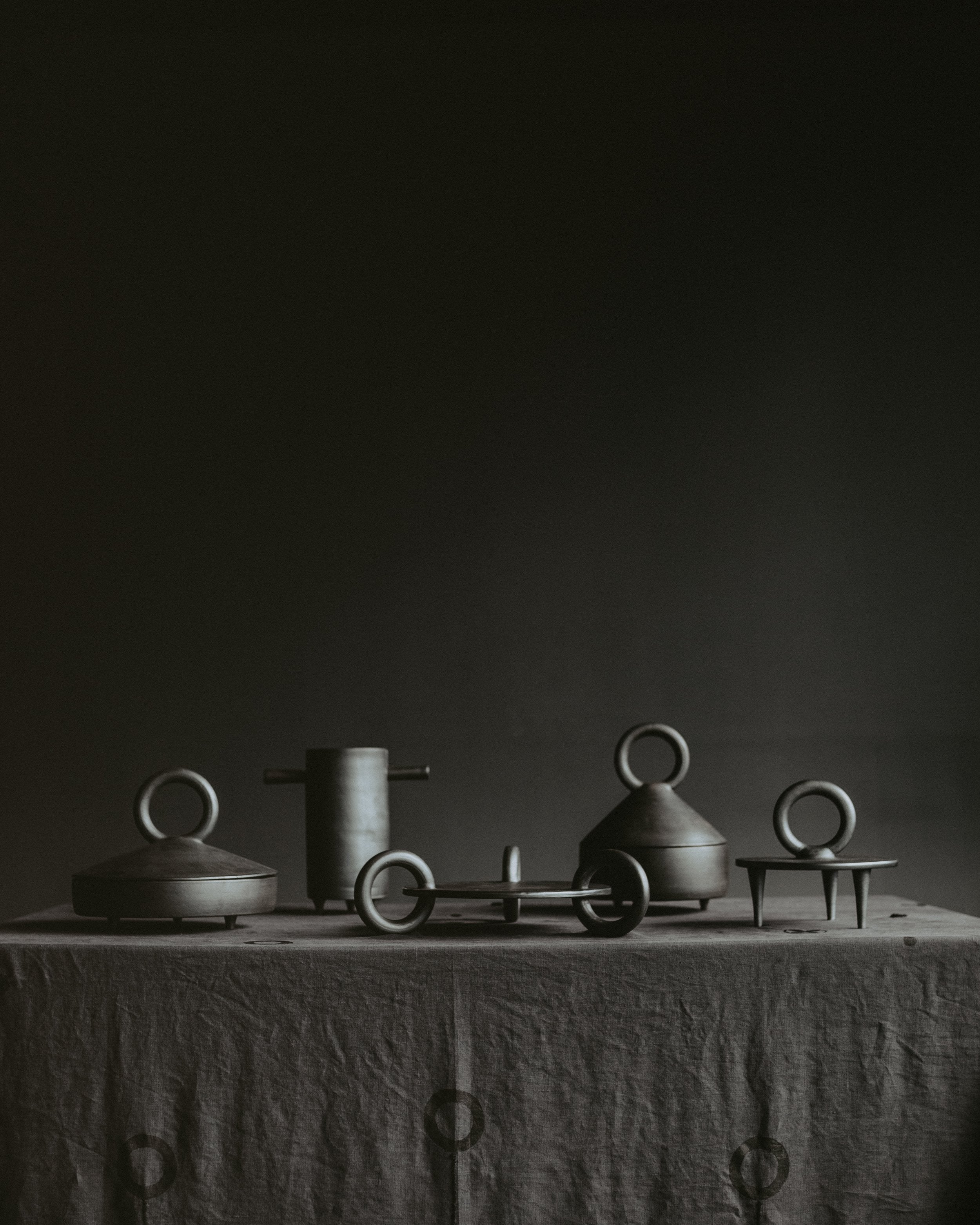 Shallow Serving Bowl with Lid Guculia. Shadow