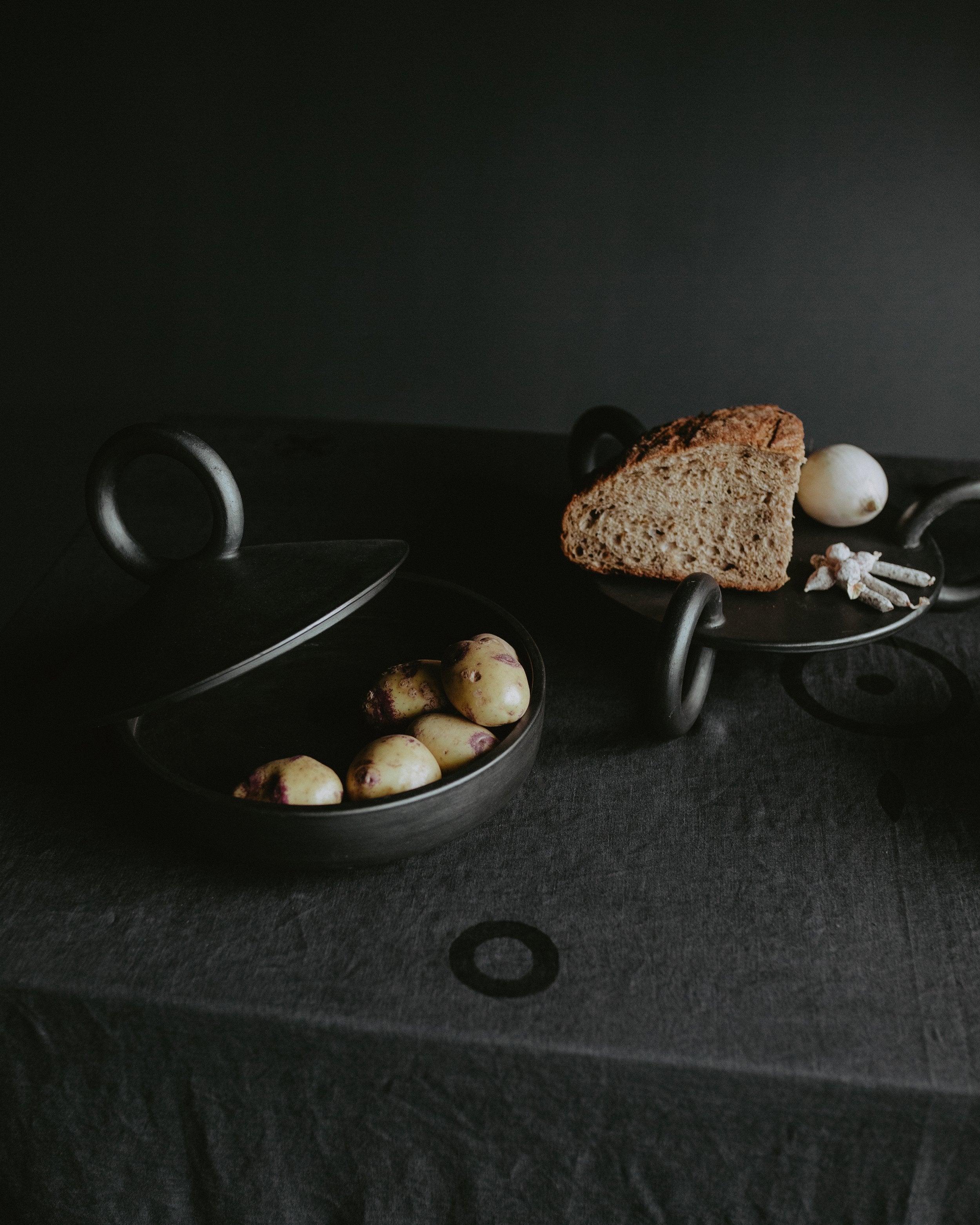 Shallow Serving Bowl with Lid Guculia. Shadow