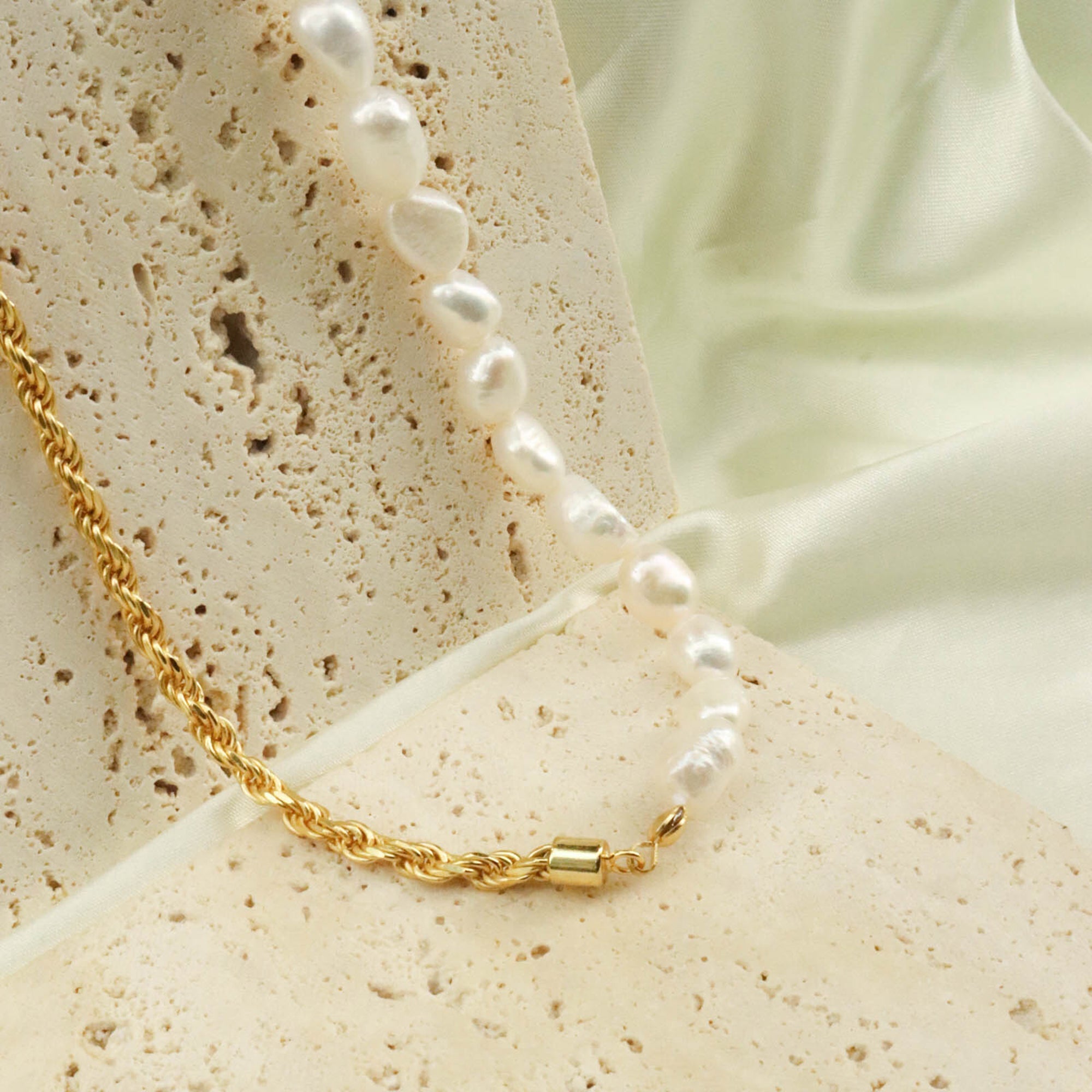 CLARICA PEARL NECKLACE