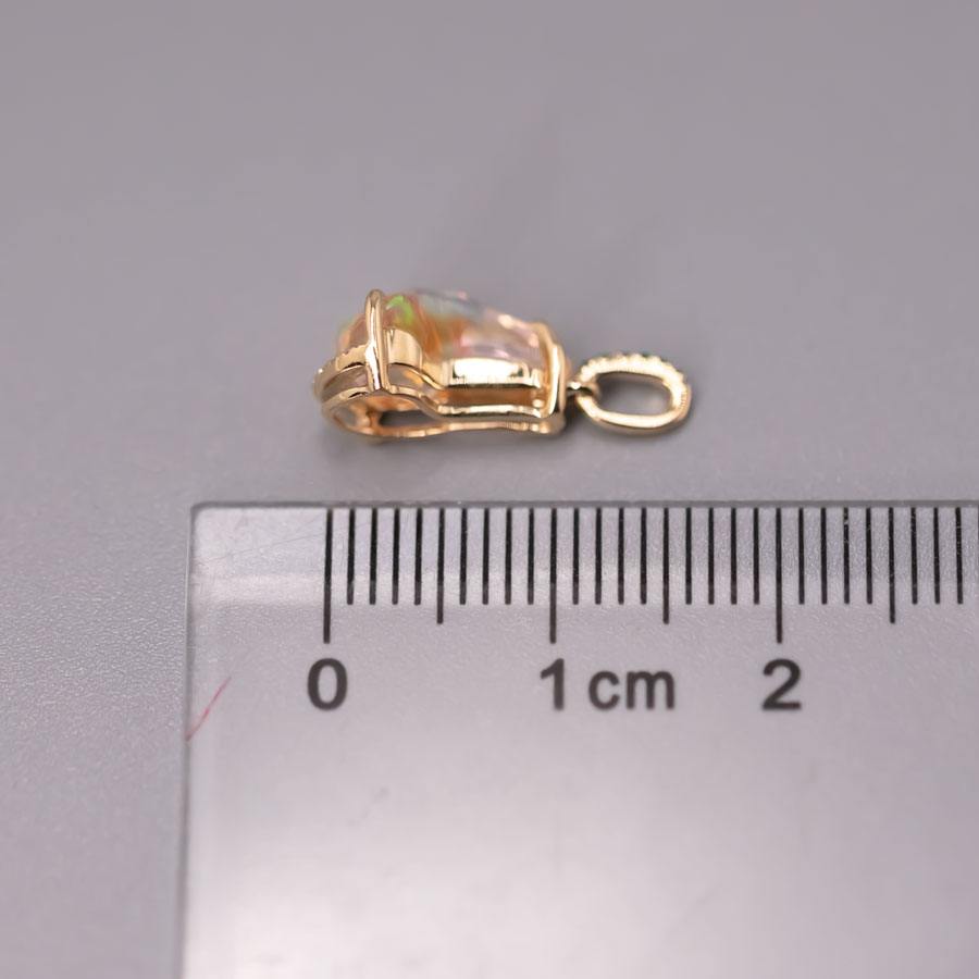 Stunning 18K Yellow Gold Pendant Necklace with Fire Opal, Diamond
