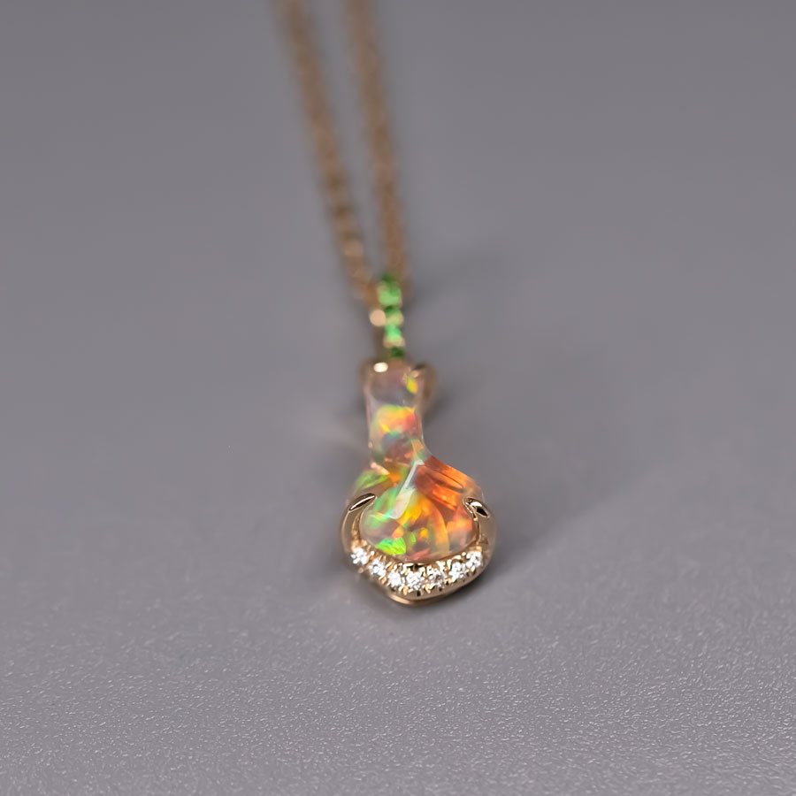 Stunning 18K Yellow Gold Pendant Necklace with Fire Opal, Diamond