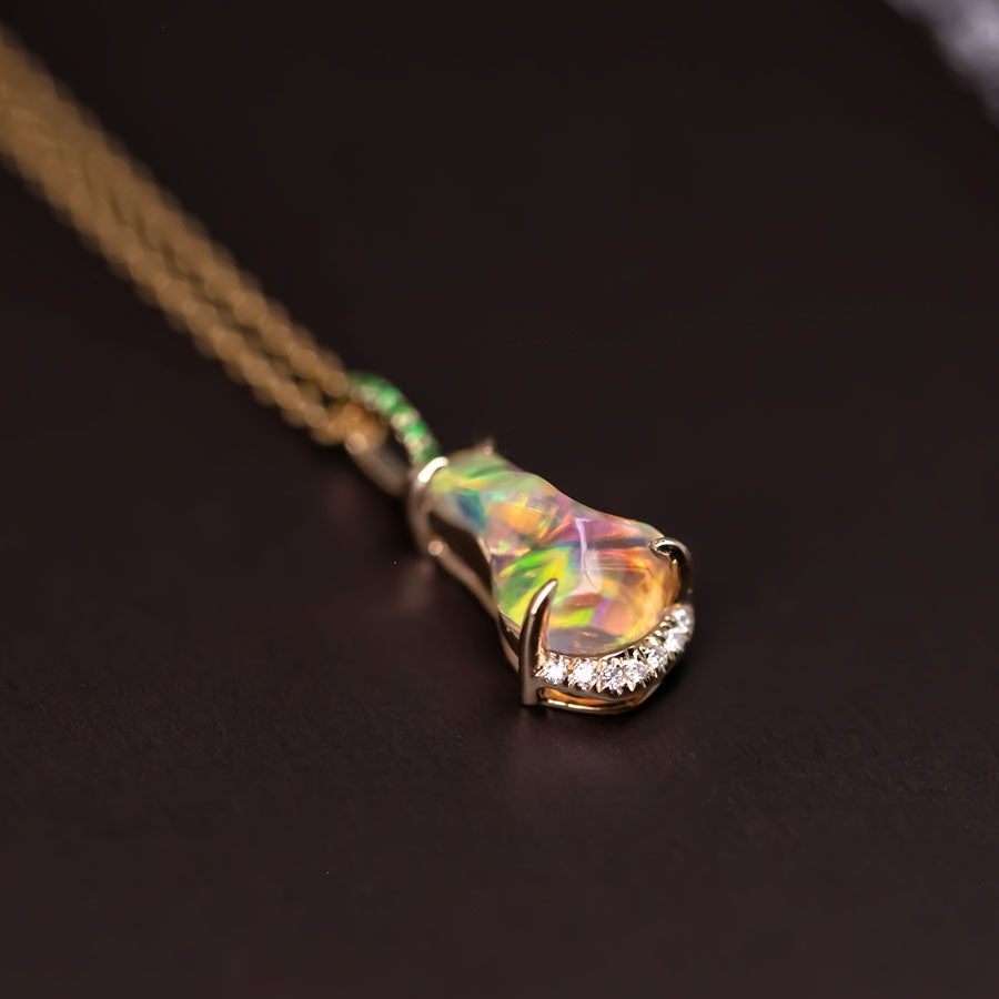 Stunning 18K Yellow Gold Pendant Necklace with Fire Opal, Diamond